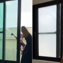 使用噴水槍噴灑窗戶檢測是否有裂縫、滲漏水。 