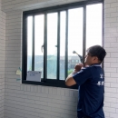 使用噴水槍噴灑窗戶檢測是否有裂縫、滲漏水案例