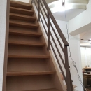 樓梯咖啡色鐵製扶手