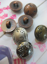 電鍍仿銅鈕扣。半圓小雕花鈕扣（1.2公分）共五色