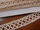 米色棉刺繡蕾絲，菱形縷空款（寬度約2.8公分）